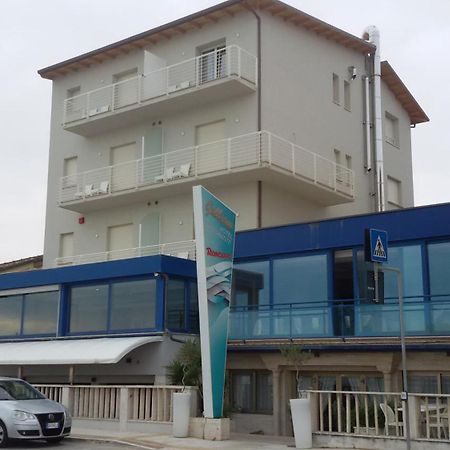 Gabbiano Hotel Чивитанова Марке Екстериор снимка