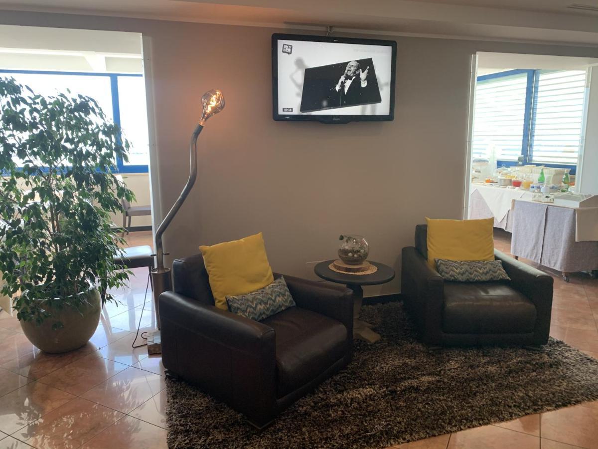 Gabbiano Hotel Чивитанова Марке Екстериор снимка