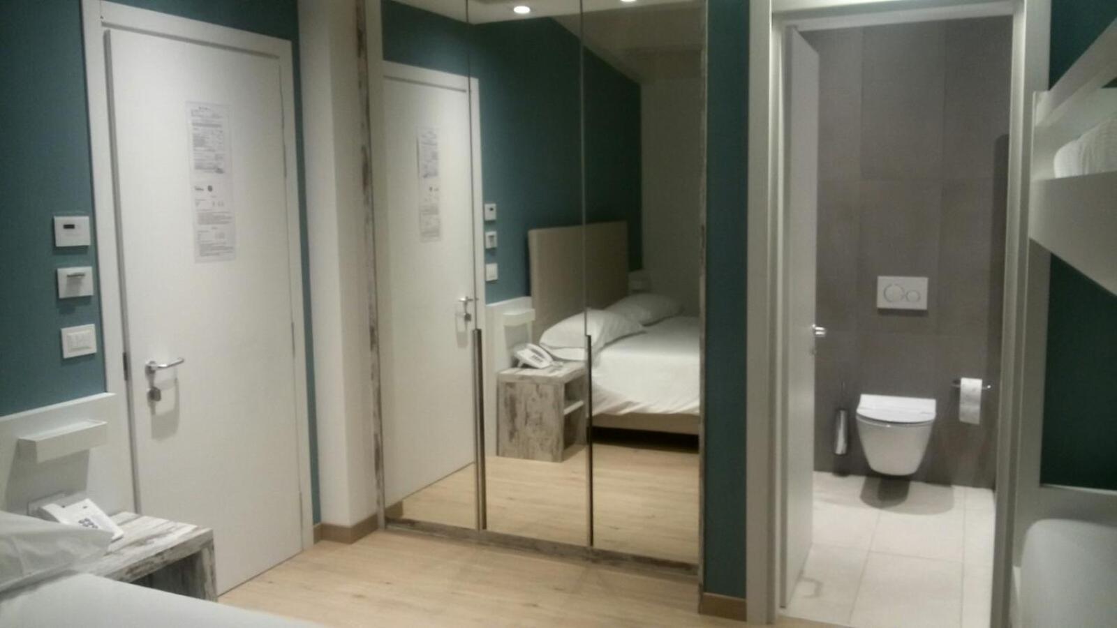 Gabbiano Hotel Чивитанова Марке Екстериор снимка
