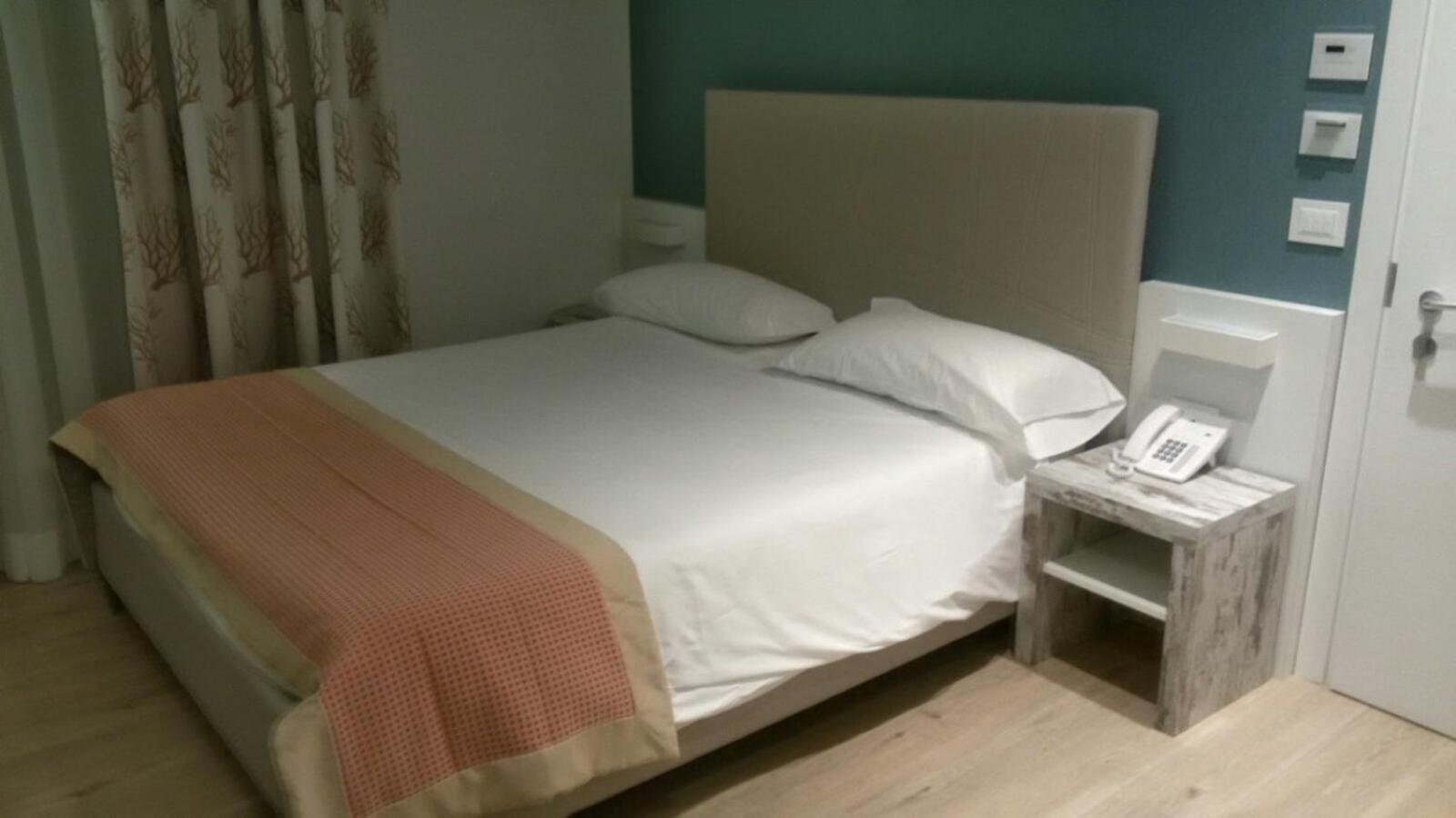 Gabbiano Hotel Чивитанова Марке Екстериор снимка