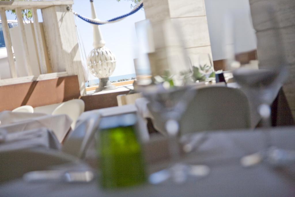 Gabbiano Hotel Чивитанова Марке Екстериор снимка