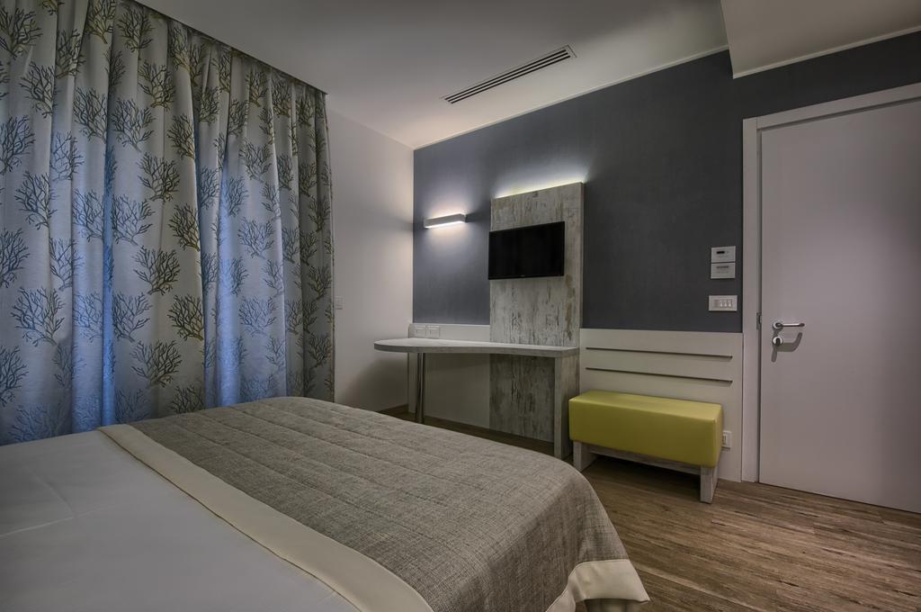 Gabbiano Hotel Чивитанова Марке Екстериор снимка
