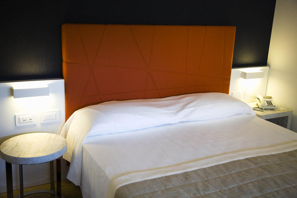 Gabbiano Hotel Чивитанова Марке Екстериор снимка