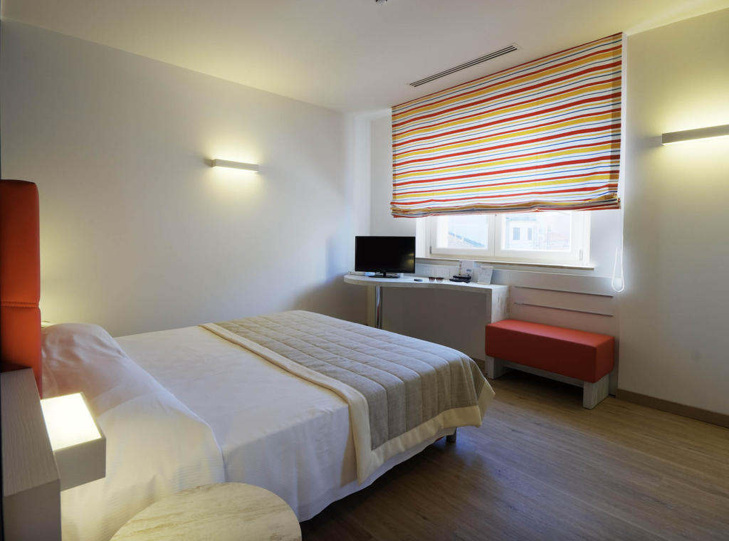 Gabbiano Hotel Чивитанова Марке Екстериор снимка