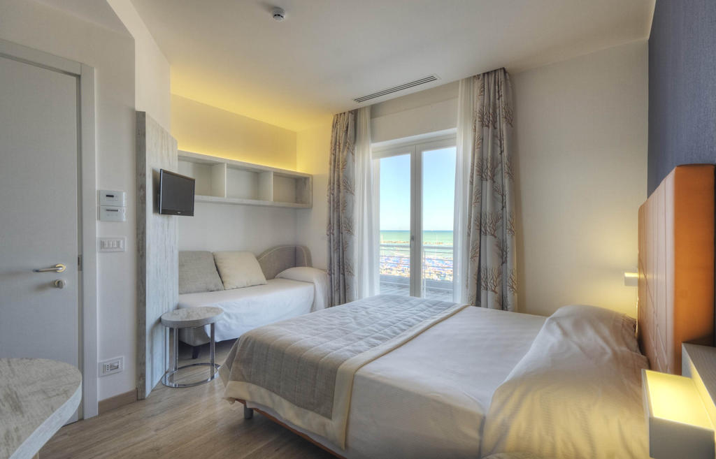 Gabbiano Hotel Чивитанова Марке Стая снимка