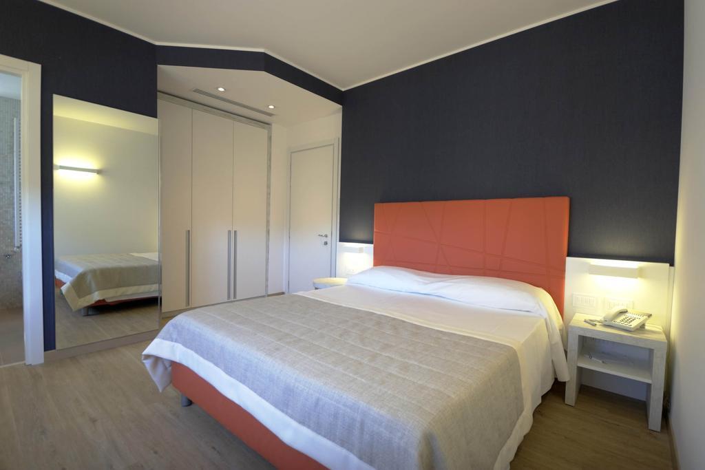 Gabbiano Hotel Чивитанова Марке Екстериор снимка