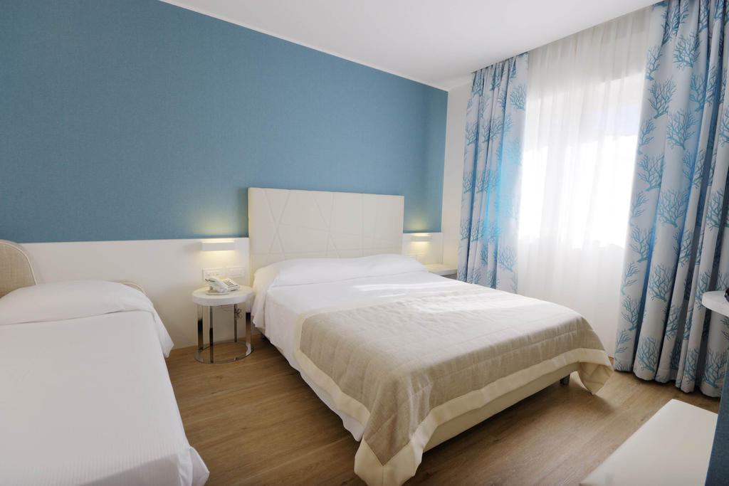 Gabbiano Hotel Чивитанова Марке Екстериор снимка