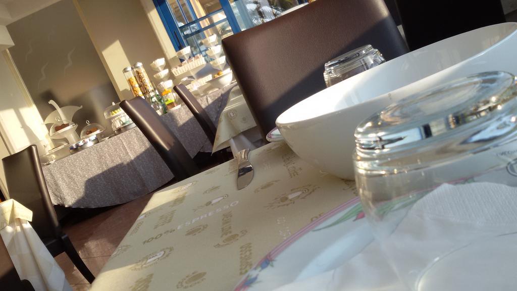 Gabbiano Hotel Чивитанова Марке Екстериор снимка