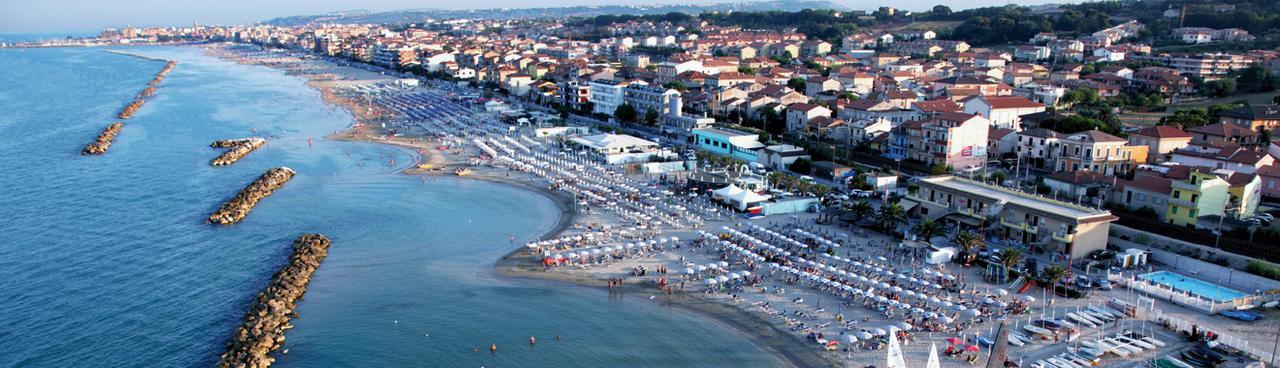 Gabbiano Hotel Чивитанова Марке Екстериор снимка