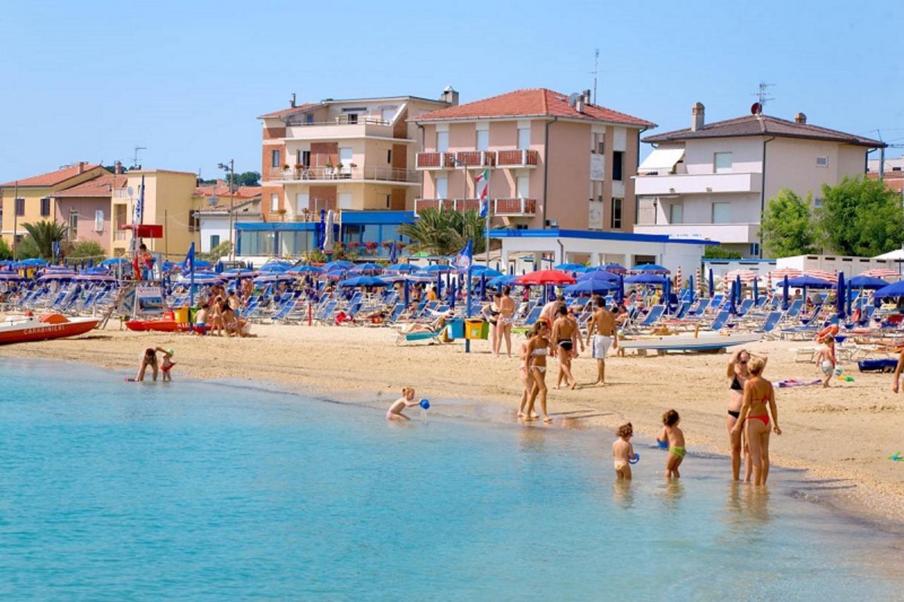 Gabbiano Hotel Чивитанова Марке Екстериор снимка