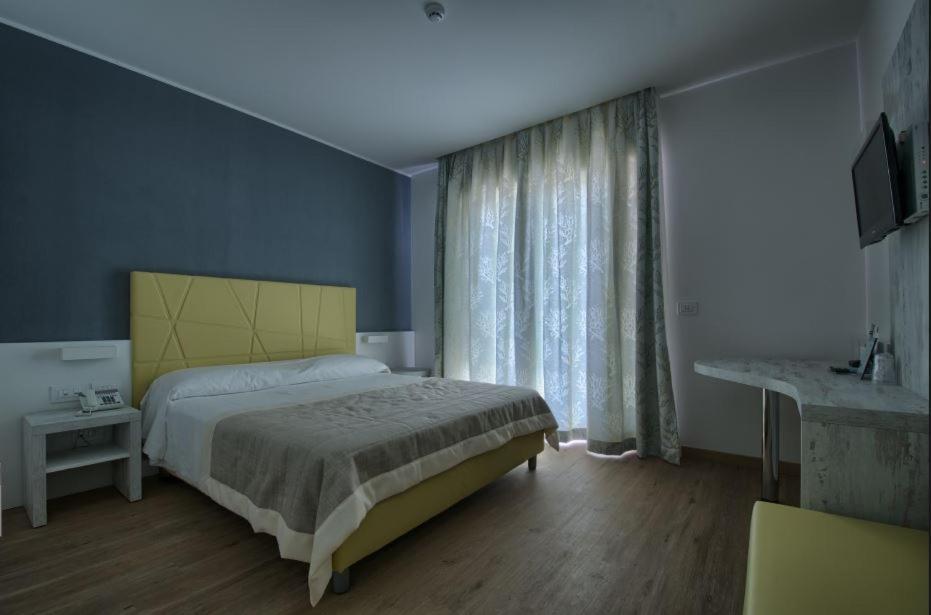 Gabbiano Hotel Чивитанова Марке Екстериор снимка