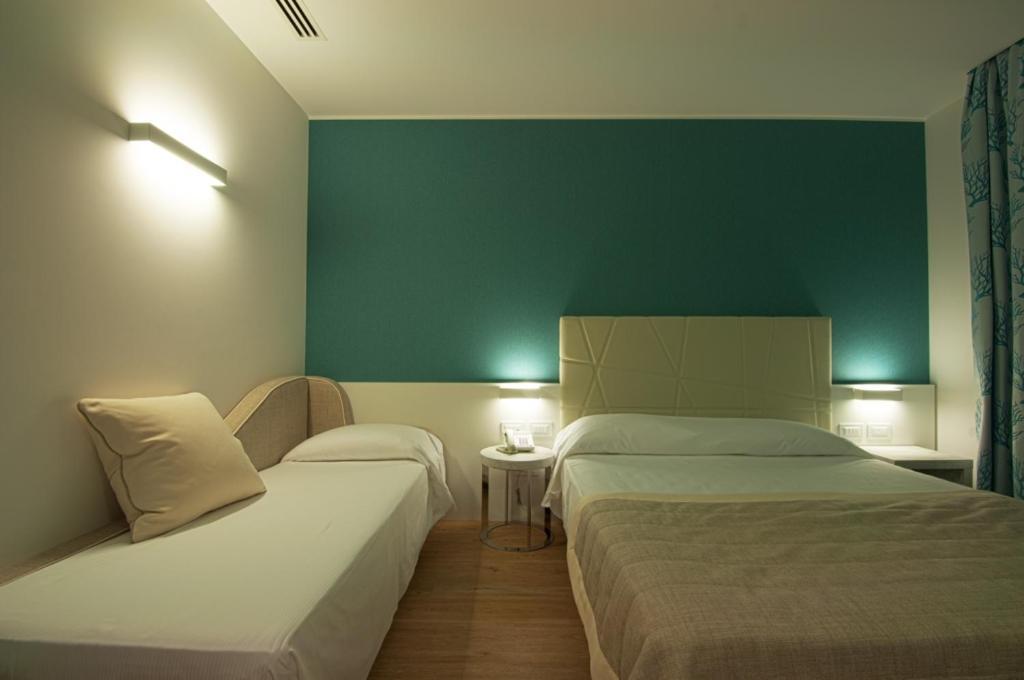 Gabbiano Hotel Чивитанова Марке Екстериор снимка