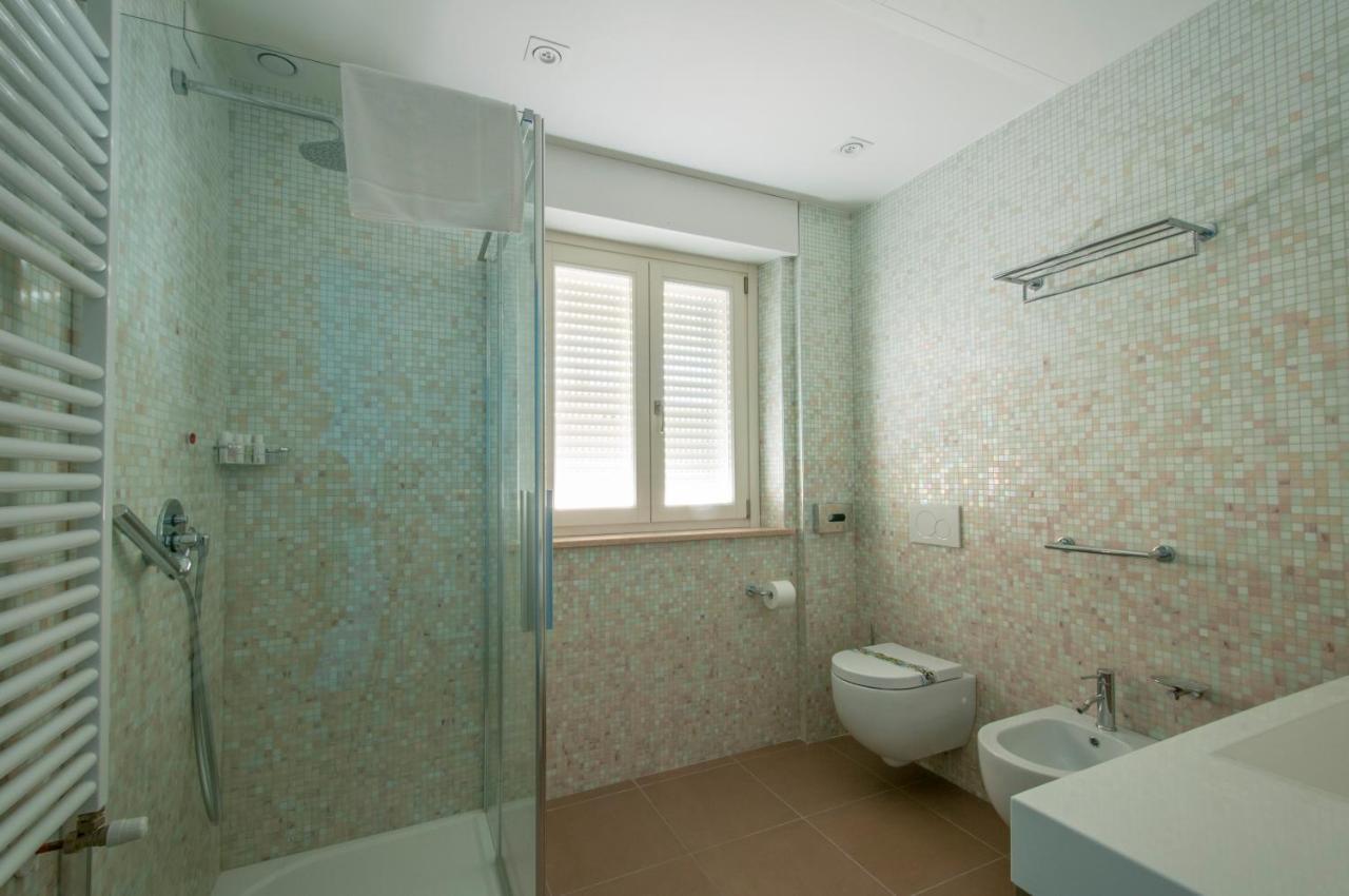 Gabbiano Hotel Чивитанова Марке Екстериор снимка