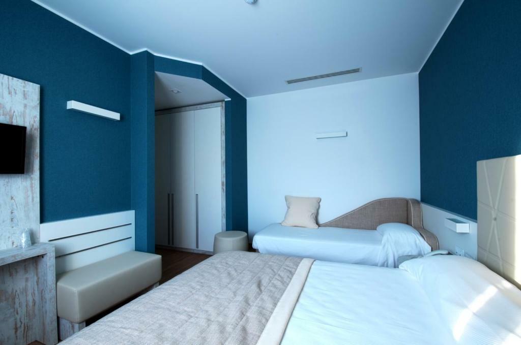 Gabbiano Hotel Чивитанова Марке Екстериор снимка